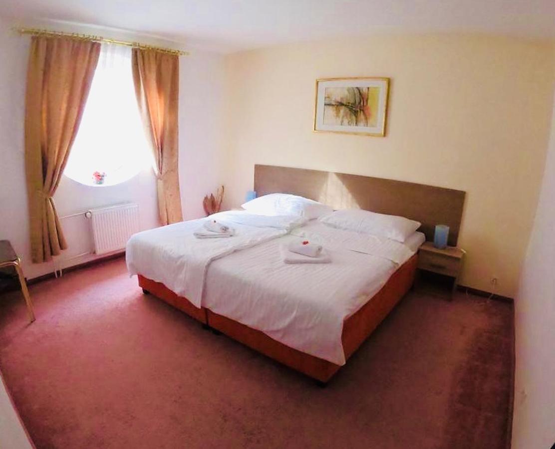 Interhotel America Písek Exteriör bild